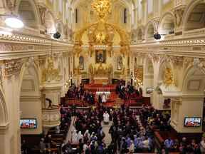 Le pape François part après avoir dirigé les vêpres avec des membres du clergé à la cathédrale Notre-Dame de Québec, Québec, le 28 juillet 2022.