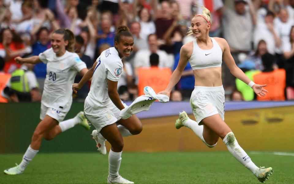 L'attaquante anglaise Chloe Kelly célèbre après avoir marqué le deuxième but de son équipe - AFP
