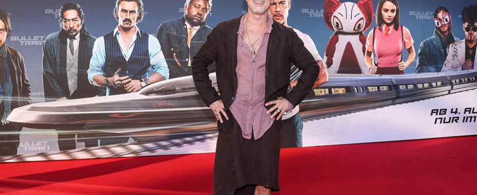 Brad Pitt explique pourquoi il portait une jupe sur le tapis du « train à grande vitesse » : « Nous allons tous mourir, alors faisons gaffe »