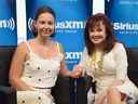 L'actrice Ashley Judd, à gauche, et sa mère, la chanteuse Naomi Judd, posent après le lancement de la série SiriusXM de Naomi 