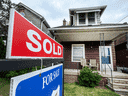 Les propriétaires de Toronto retirent leurs maisons du marché à un rythme plus rapide qu'au début de l'année, selon un nouveau rapport de la plateforme immobilière Strata.