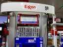 Une pompe à essence dans une station-service Exxon à Brooklyn, New York.