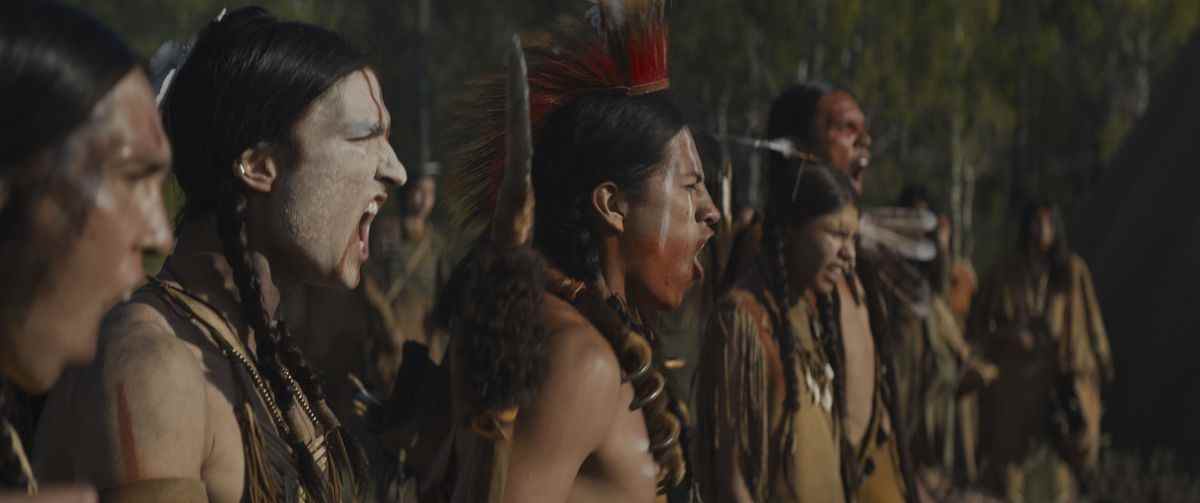 Les membres de la tribu de Naru s'alignent et crient à quelque chose hors champ dans Prey