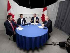 De gauche à droite, le modérateur du débat Rob Batherson et les candidats à la direction du Parti conservateur Roman Baber, Scott Aitchison et Jean Charest sont présentés lors du troisième débat officiel à la direction du Parti conservateur à Ottawa le 3 août 2022.