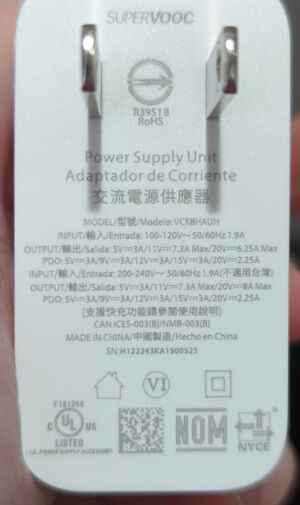 L'étiquette sur le chargeur OnePlus 10T.  Le système américain 120 V culmine à 20 V, 6,25 ampères.  Il n'y a pas de fonctionnalité PPS, donc il ne chargera pas très bien un ordinateur portable. 