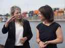 La ministre canadienne des Affaires étrangères Mélanie Joly (L) et son homologue allemande Annalena Baerbock (R) visitent le terminal céréalier Viterra du port de Montréal à Montréal, Québec, Canada, le 3 août 2022.