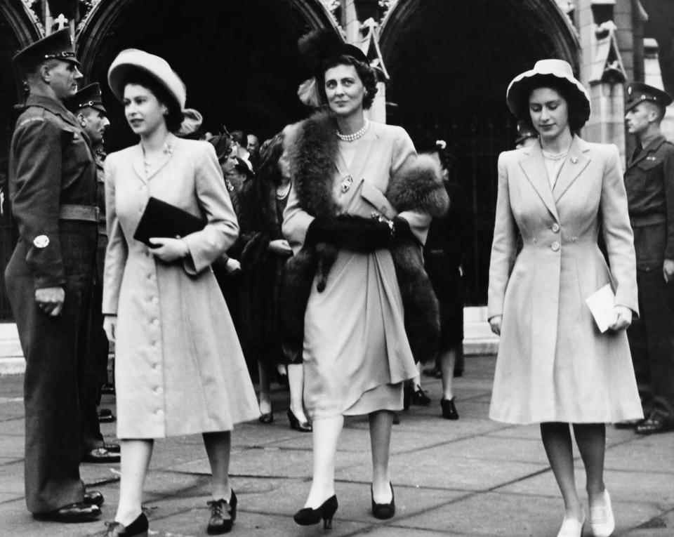 La princesse Elizabeth, la princesse Marina et la princesse Margaret quittent St Margaret's après le mariage de Myra Butter - Fox Photos/Hulton Archive/Getty Images