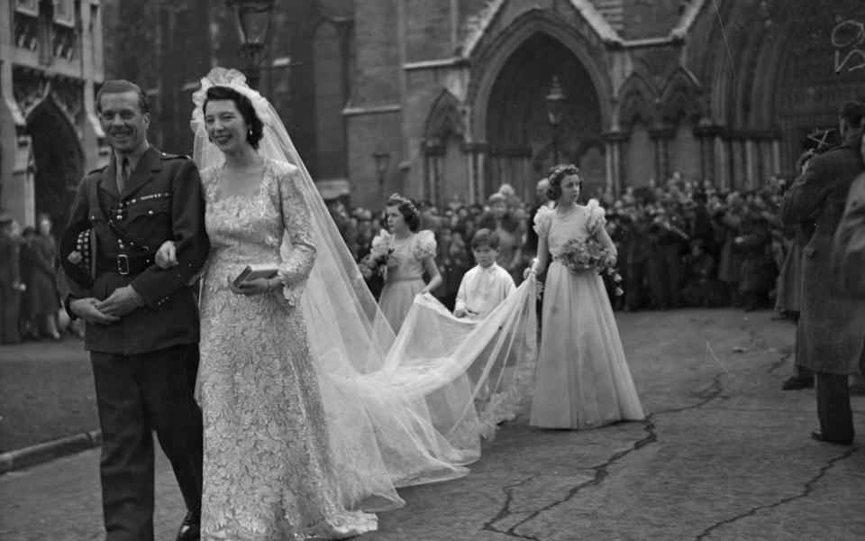 Le mariage de Myra Wernher avec le major David Butter, MC, à St Margaret's Westminster, en 1946, avec le prince Michael et la princesse Alexandra de Kent tenant le train - TopFoto