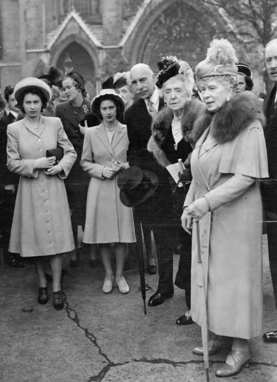 La princesse Elizabeth, la princesse Margaret, le comte d'Athlone, Mabell, comtesse d'Airlie et la reine Mary regardent le cortège nuptial au mariage des beurres - SuperStock/Alamy