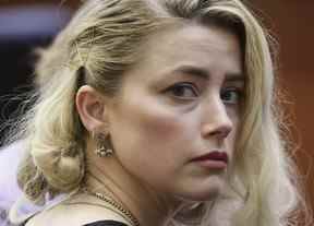 Amber Heard attend avant que le verdict ne soit lu au palais de justice du comté de Fairfax à Fairfax, en Virginie, le mercredi 1er juin 2022.