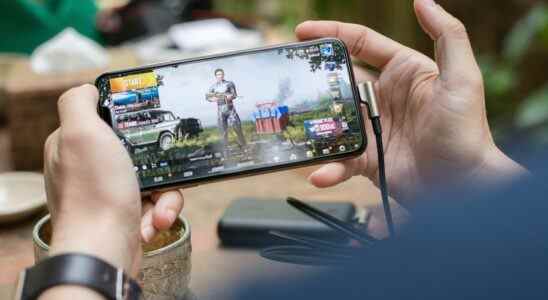 mobile gaming revenue 2022 decline slump