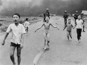 Kim Phuc, neuf ans, au centre, court avec ses frères et cousins, suivis par les forces sud-vietnamiennes, sur la route 1 près de Trang Bang après qu'un avion sud-vietnamien a accidentellement largué son napalm enflammé sur ses propres troupes et civils, le 8 juin 1972 La jeune fille terrifiée avait arraché ses vêtements brûlants en fuyant.
