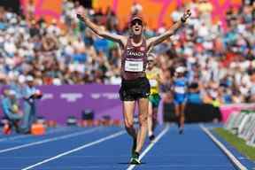 Le Canadien Evan Dunfee célèbre sa médaille d'or après avoir franchi la ligne d'arrivée de la finale du 10 000 m marche hommes le jour 10 des Jeux du Commonwealth de Birmingham 2022 au stade Alexander le 7 août 2022.