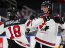Xavier Bourgault (18 ans) et Owen Power (25 ans) du Canada célèbrent un but contre la Tchéquie lors du championnat mondial junior 2022 de l'IIHF à Rogers Place le dimanche 26 décembre 2021.