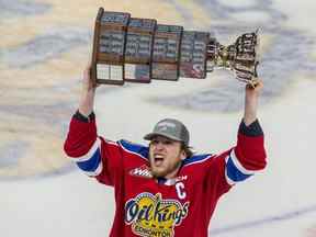 Le capitaine des Oil Kings d'Edmonton, Jake Neighbors (21 ans), hisse la Coupe Ed Chynoweth après avoir battu les Thunderbirds de Seattle 2-0 pour remporter la série de championnats de la Ligue de hockey de l'Ouest le lundi 13 juin 2022 à Edmonton.