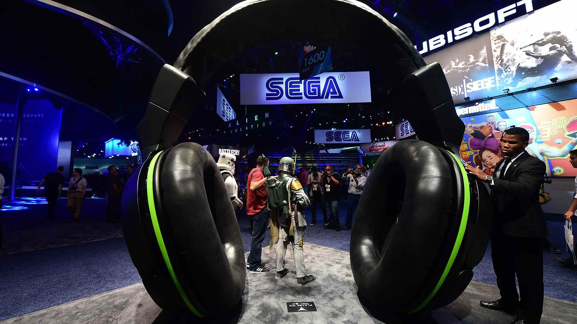 Un écran de casque Turtle Beach attire l'attention d'un homme le deuxième jour de l'extravagance annuelle du jeu vidéo E3 à Los Angeles, Californie, le 11 juin 2014