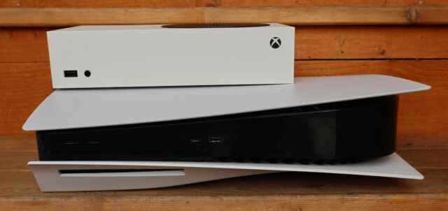 La Xbox Series S posant sur une PlayStation 5.