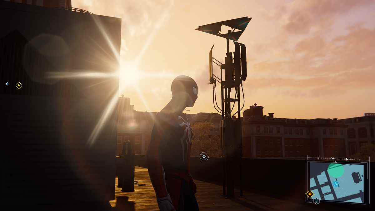 Spider-Man se tient au coucher du soleil à côté d'une tour de surveillance sans faille