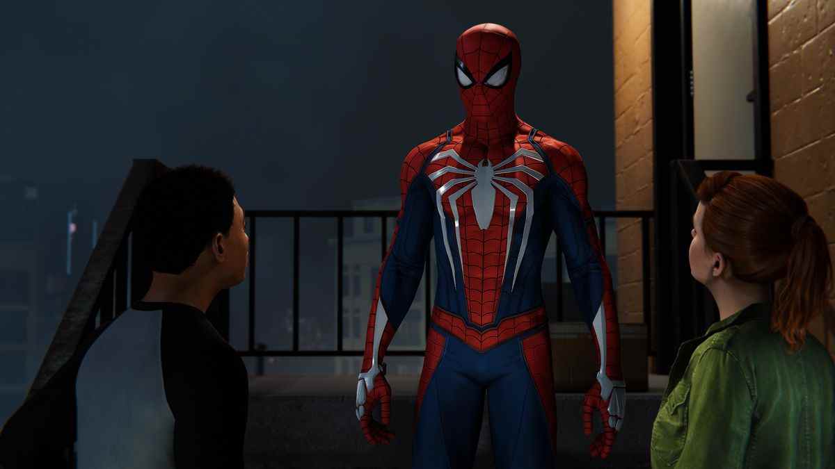 Miles Morales (à gauche) et Mary Jane Watson (à droite) parlent à leur copain Spider-Man (au centre)