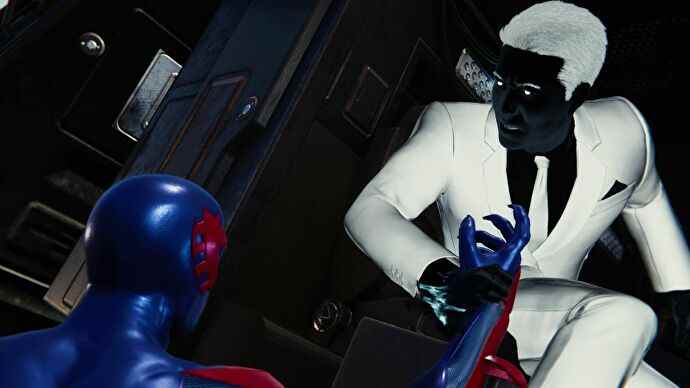 M. Negative attrape le poignet de Spider-Man dans une image de Marvel's Spider-Man Remastered