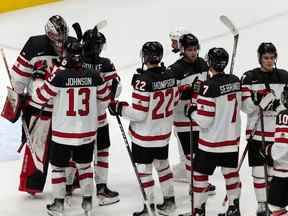Équipe Canada célèbre une victoire de 5-2 contre l'équipe de Lettonie lors du Championnat mondial de hockey junior à Rogers Place à Edmonton le mercredi 10 août 2022.