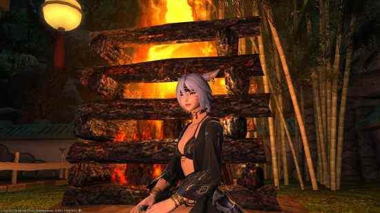 FFXIV Moonfire Faire 2022 : un personnage assis devant un feu portant certaines des récompenses de l'événement