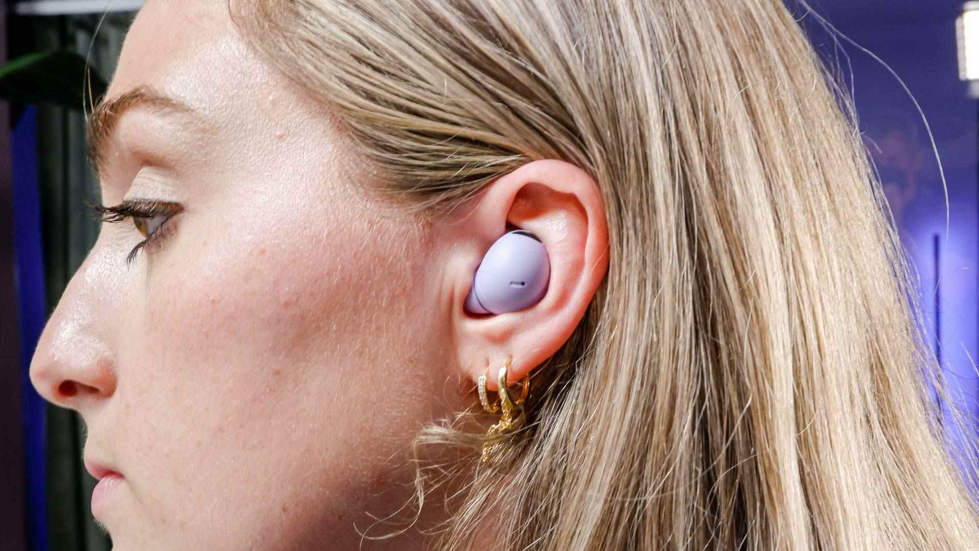 Galaxy Buds Pro 2 en violet placé dans l'oreille de la critique pratique, Kate Kozuch.