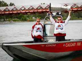 Les champions de la Coupe Stanley 2022 Logan O'Connor et Cale Makar avec l'Avalanche du Colorado amènent la Coupe à Calgary pour une promenade en bateau sur la rivière Bow le mardi 9 août 2022. Al Charest / Postmedia