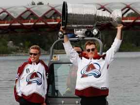 Les champions de la Coupe Stanley 2022 Logan O'Connor et Cale Makar avec l'Avalanche du Colorado amènent la Coupe à Calgary pour une promenade en bateau sur la rivière Bow le mardi 9 août 2022. Al Charest / Postmedia