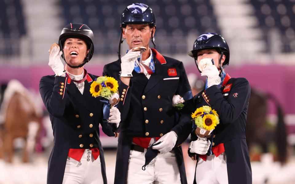 Charlotte Fry (L), Carl Hester et Charlotte Dujardin célèbrent leurs médailles de bronze remportées dans l'épreuve de dressage par équipe aux Jeux de Tokyo l'année dernière - GETTY IMAGES