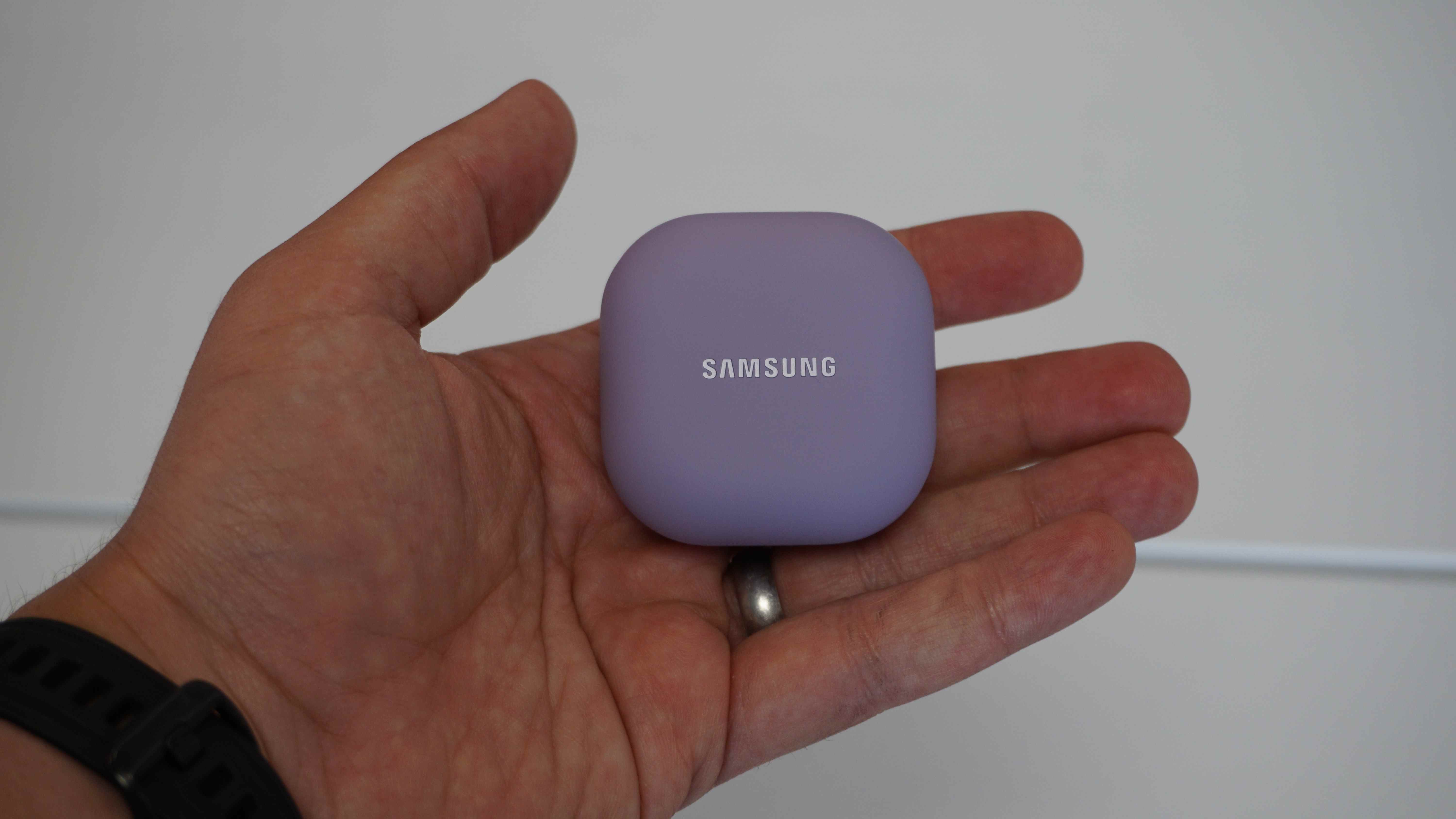 Coque Samsung Galaxy Buds 2 Pro tenue en main sur fond blanc