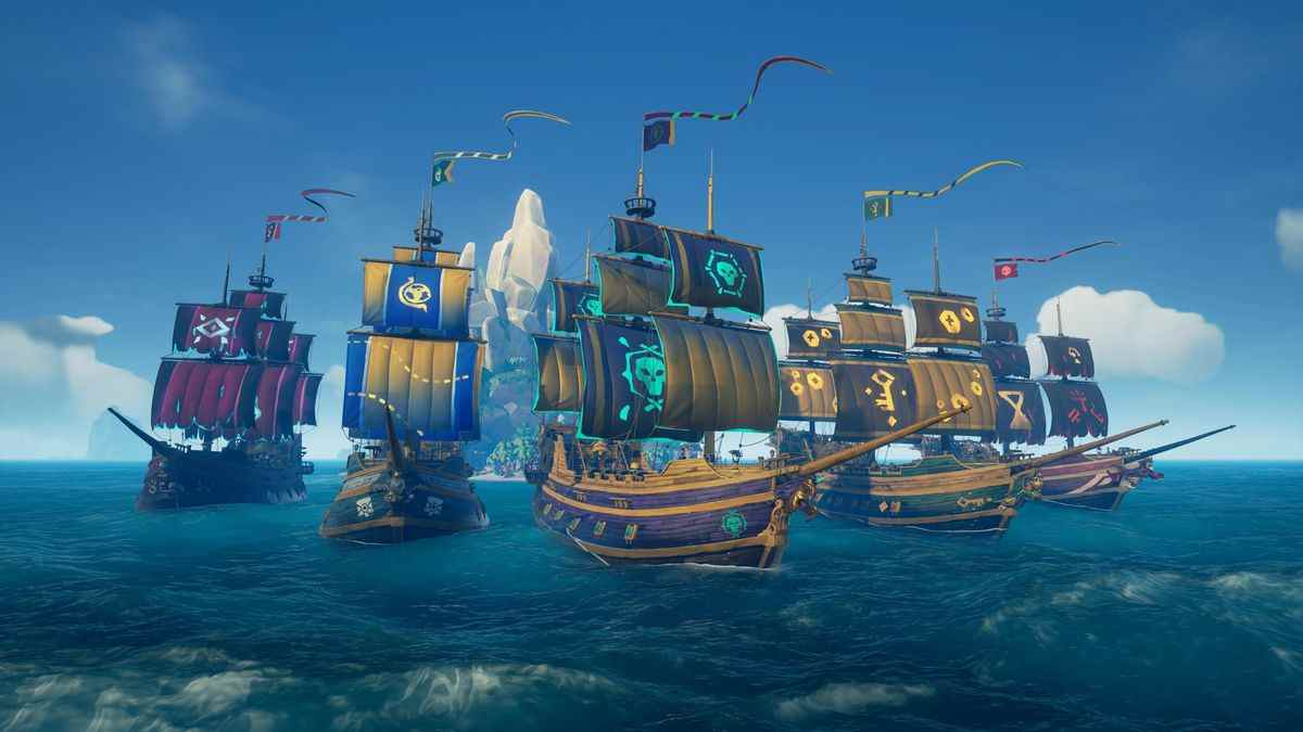 Sea of ​​Thieves - une flotte de galions à l'extérieur d'un avant-poste, chacun orné des cosmétiques d'une faction différente.