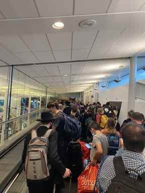 L'un des problèmes avec les aéroports chroniquement débordés est que c'est littéralement la première chose à propos du Canada dont les voyageurs entrants sont témoins.  L'image ci-dessus a été publiée sur Twitter par Anna Ahronheim, journaliste au Jerusalem Post, après avoir pris un vol de Tel-Aviv à Montréal.  