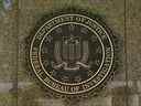 Le sceau du FBI est vu à l'extérieur du bâtiment du siège à Washington, DC, le 5 juillet 2016.
