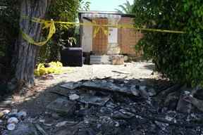 Des débris carbonisés et du ruban de mise en garde sont vus le 8 août 2022 sur le site où l'actrice Anne Heche s'est écrasée dans une maison à Mar Vista, en Californie.  (Photo de CHRIS DELMAS/AFP via Getty Images)