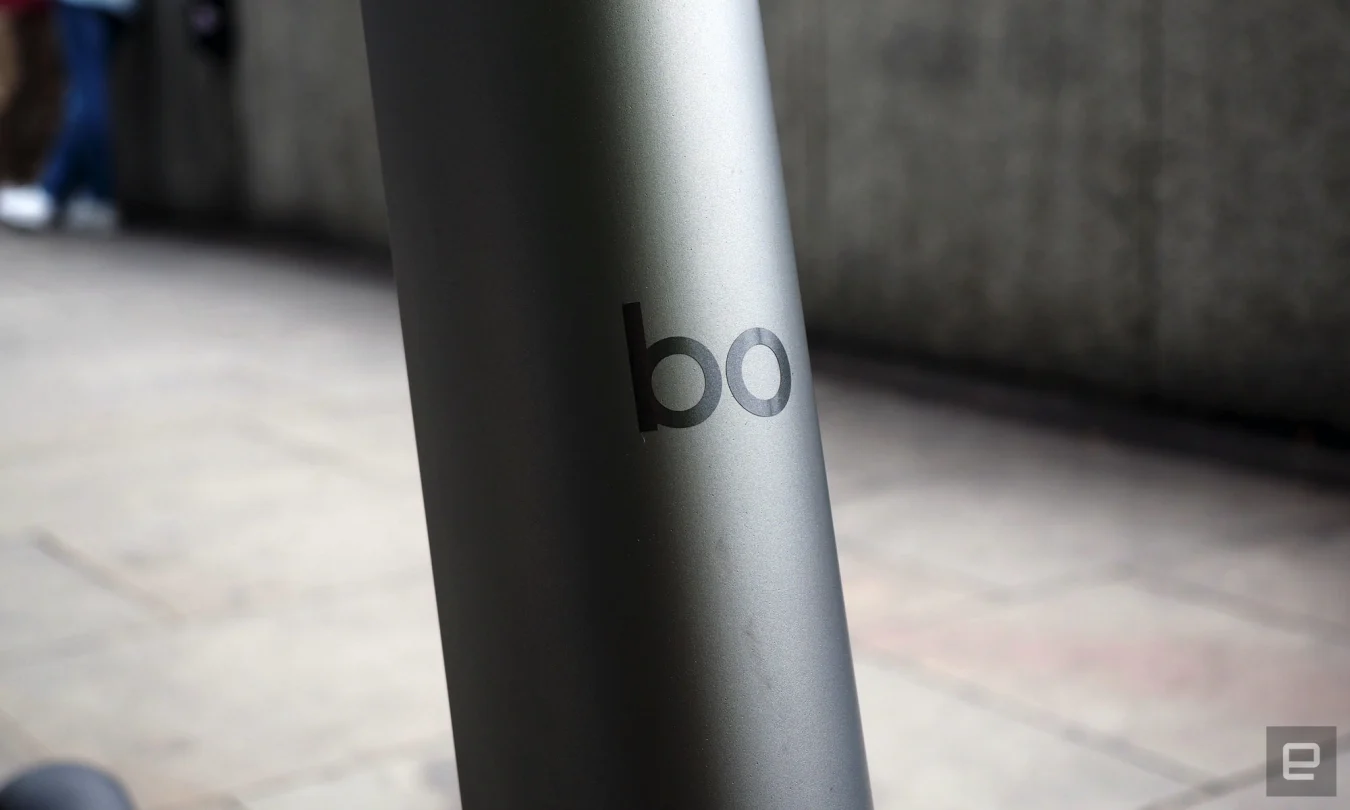 Image du capot et du logo d'un e-scooter Bo.