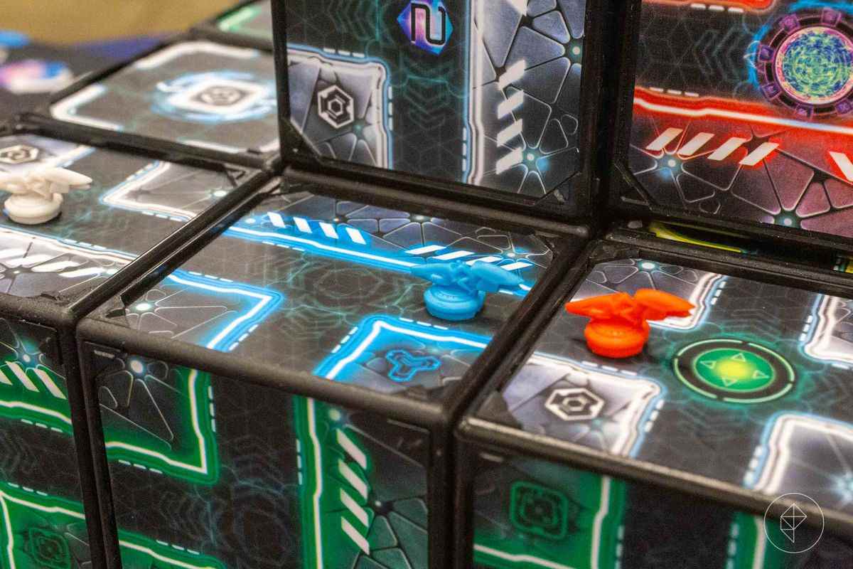 Les joueurs rouges et bleus se battent au sommet d'un cube dans Reality Shift