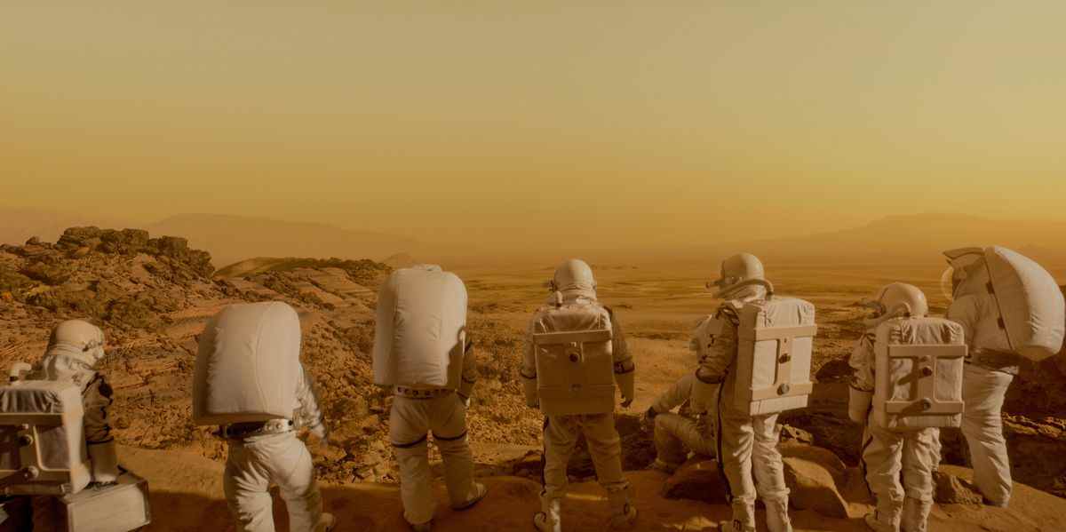 Un groupe d'astronautes regardant Mars