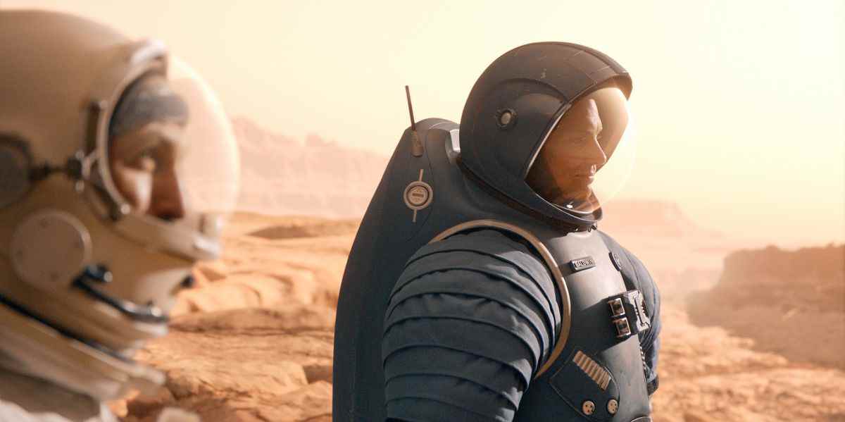 Deux astronautes dans For All Mankind regardant le paysage martien