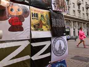 Le « Z », devenu symbole de soutien à l'action militaire russe en Ukraine, est largement utilisé par les autorités russes et les partisans du président Poutine, décorant les façades des bâtiments, les portes des bus, les pare-brise des voitures et les tee-shirts.  (Photo de Kirill KUDRYAVTSEV / AFP)