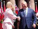 Sylvia Jones, vice-première ministre et ministre de la Santé, serre la main du premier ministre Doug Ford alors qu'elle prête serment lors de la cérémonie d'assermentation à Queen's Park à Toronto le 24 juin 2022.  