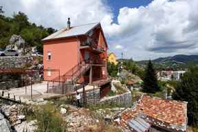 Cette photo prise le samedi 13 août 2022 montre la maison où une fusillade de masse a eu lieu à Cetinje, au Monténégro.