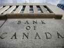 Un panneau est photographié à l'extérieur de l'édifice de la Banque du Canada à Ottawa, Ontario, Canada, le 23 mai 2017. REUTERS/Chris Wattie/File Photo
