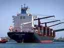 Un porte-conteneurs se dirige vers le port de Los Angeles.  TraPac opère dans ce port et dans les ports d'Oakland et de Jacksonville, en Floride.