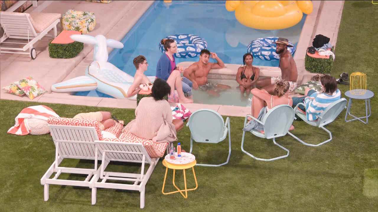 The Big Brother Houseguests au bord de la piscine sur CBS