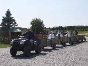 Un tracteur tire des wagons vers et depuis les vergers de pommiers du Verger à Ti-Paul à Saint-Elzéar, au Québec.  (RUTH ​​DEMIRDJIAN DUENCH)