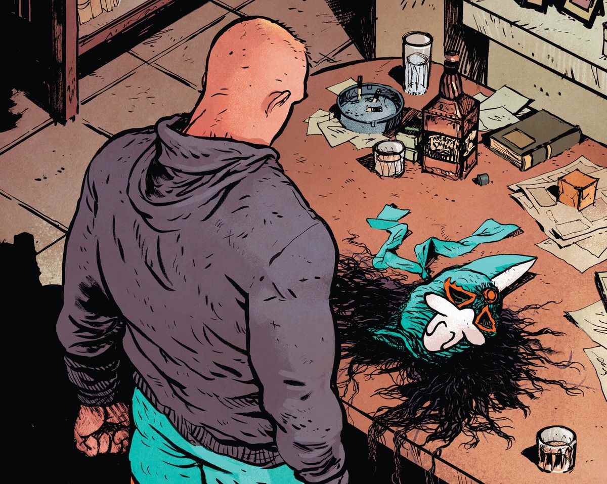 Un homme blond vêtu d'un uniforme de lutte et d'un sweat à capuche se tient au-dessus d'une table jonchée de papiers, de verres à whisky, de cigarettes et d'un masque de luchador dans Do a Powerbomb # 2 (2022). 