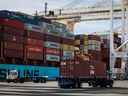 Un conteneur est transporté par remorque à Global Container Terminals après avoir été déchargé du porte-conteneurs Anna Maersk, à Delta, au sud de Vancouver.