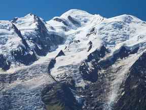 Le glacier des Bossons du massif du Mont-Blanc est photographié à Chamonix, France, le 20 juillet 2020.