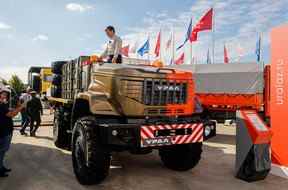 Un camion militaire sans pilote Ural est exposé au forum militaro-technique international Army-2022 au Patriot Congress and Exhibition Center dans la région de Moscou, en Russie, le 15 août 2022.